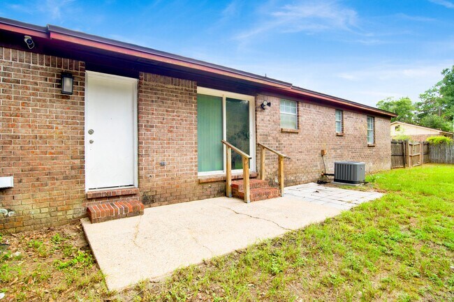 Building Photo - 4 Bed Home with Large Yard