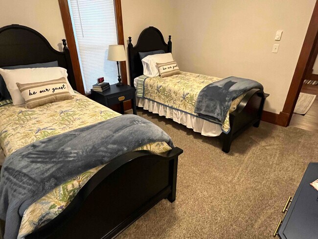 Primary Photo - 1 W Church St