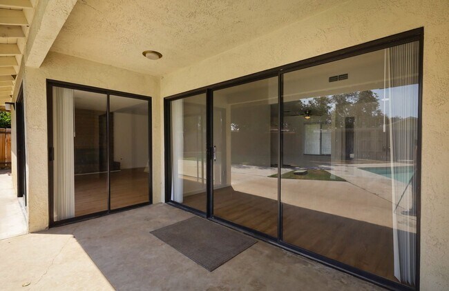 Building Photo - HOUSE