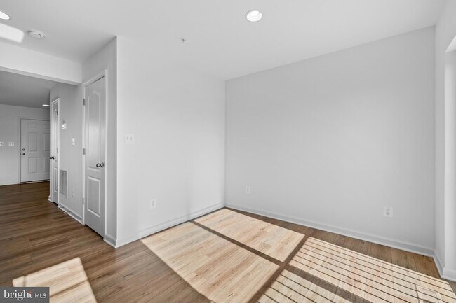 Building Photo - 487 Peleton St