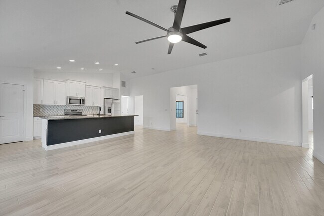 Building Photo - 226 SW Starfish Ave