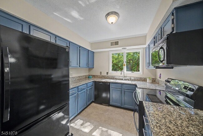 Building Photo - 24 Pine Hollow Ct