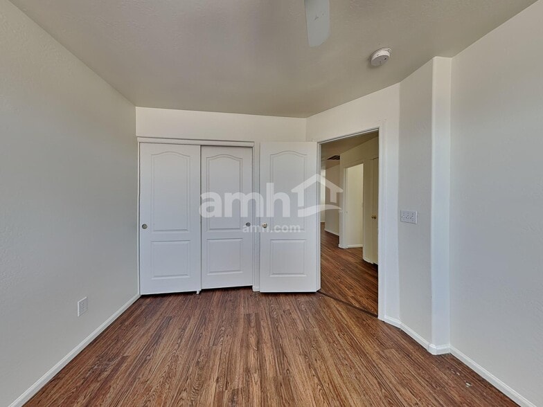 Building Photo - 446 E Kelsi Ave