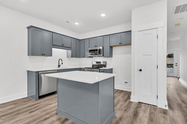Building Photo - FANTASTIC 3 Bedroom 2 1/2 Bath Condo For Rent Near Downtown!