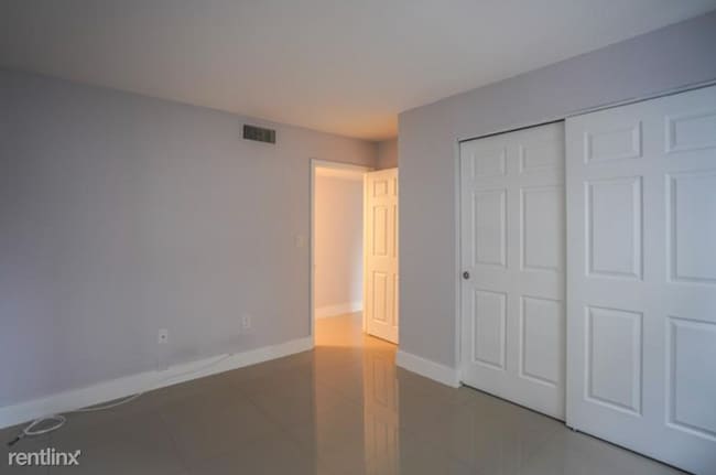 Building Photo - 1986 Biarritz Dr