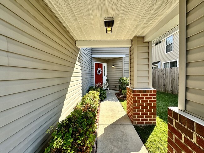 Building Photo - Available 08-08-25 in Cedar Crossing! A Pe...