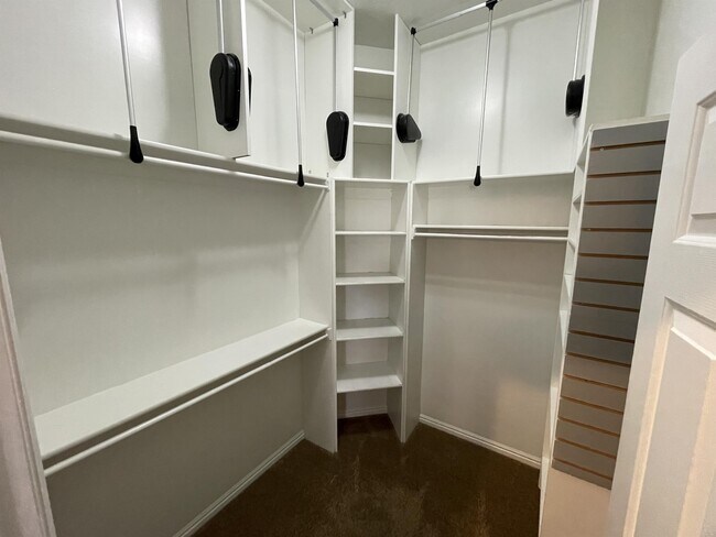 Building Photo - 561 Rocky Knoll Ln