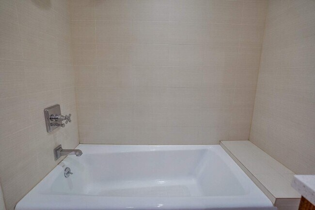 Building Photo - 852 N Poinsettia Pl