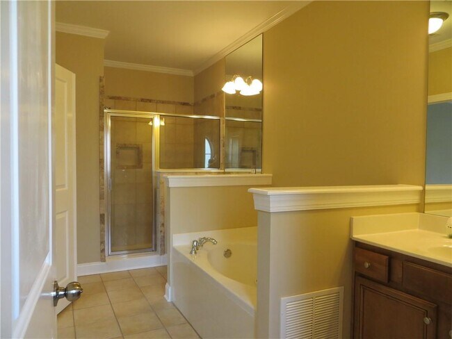 Building Photo - 131 W Ridge Way