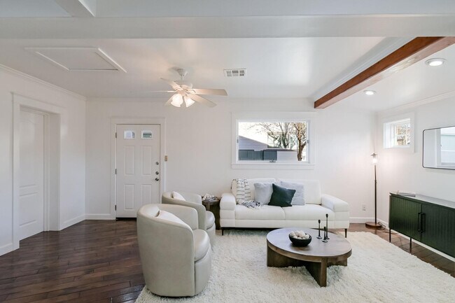 Building Photo - 5328 E Pinchot Ave