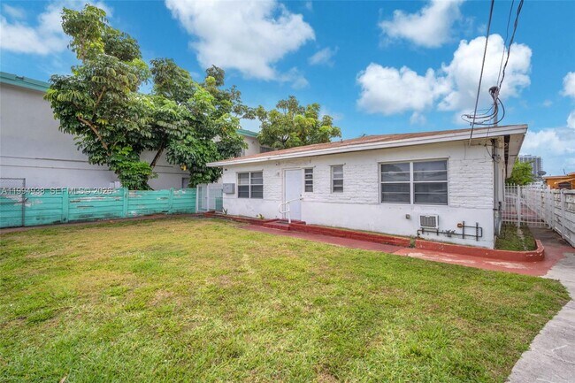 Building Photo - 2130 Bay Dr