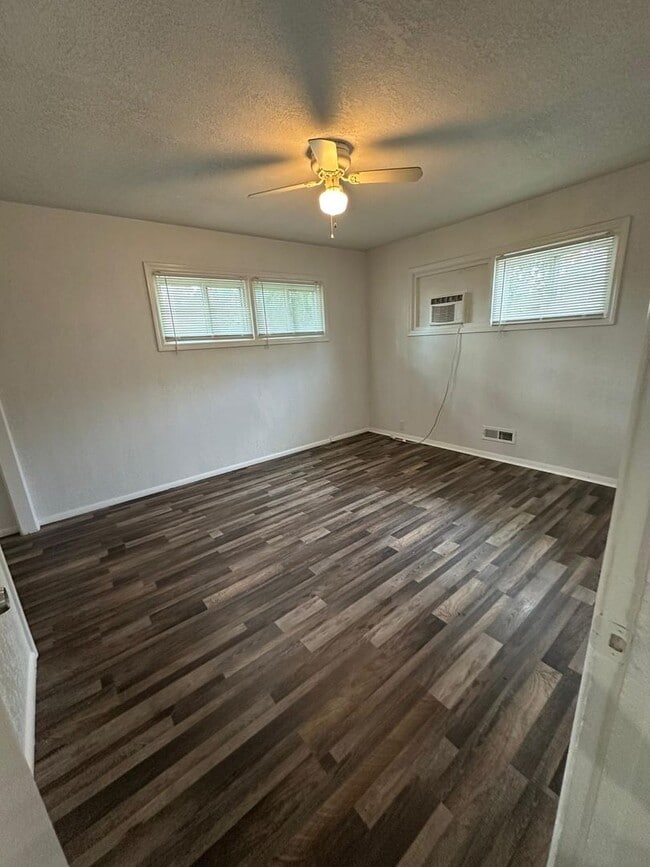 Building Photo - 4 bedroom 1 bathroom