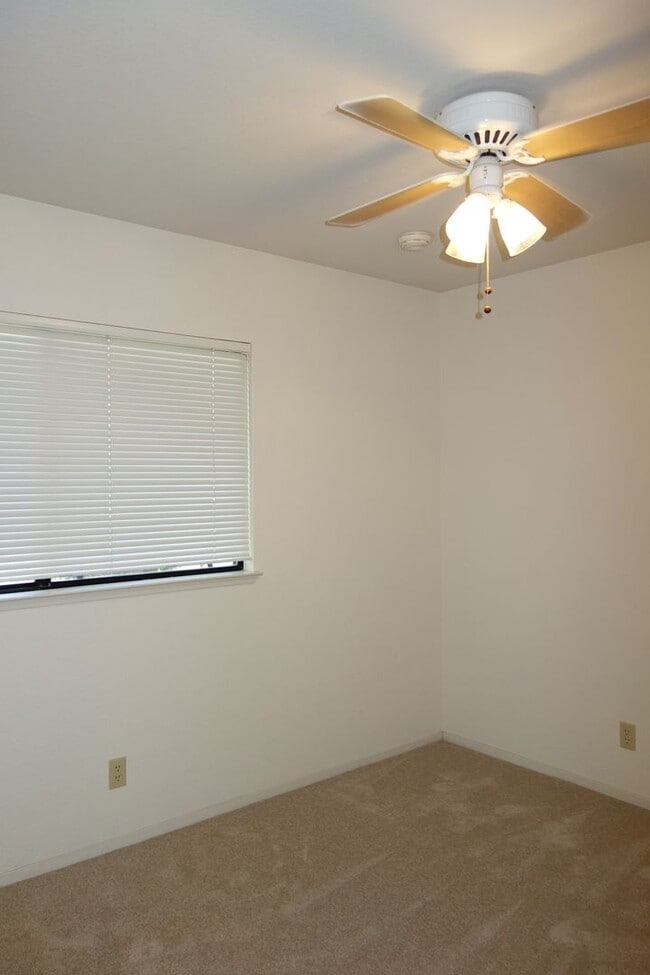 Building Photo - 105 Almond Dr