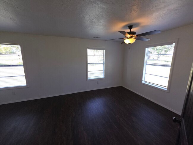 Building Photo - Newly Remodeled 2 bedroom 1 bath home