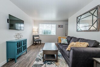 Building Photo - Evergreen Townhouses