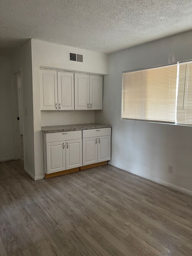 Building Photo - House For Rent