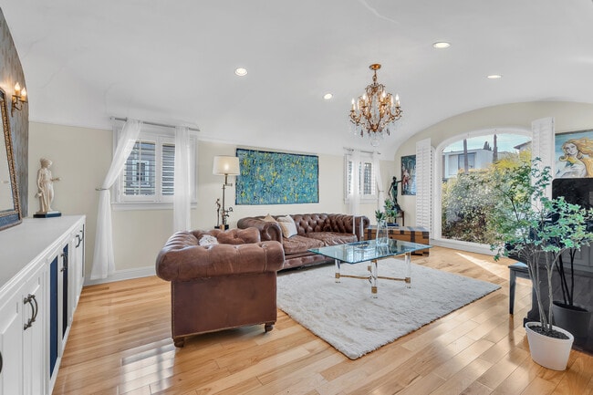 Building Photo - 326 N Doheny Dr