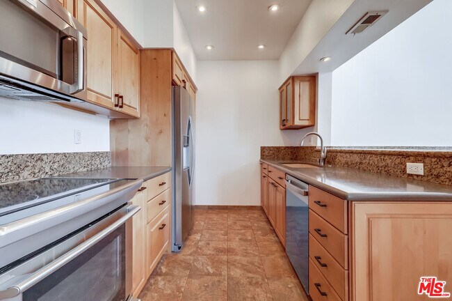 Building Photo - 230 S Catalina Ave