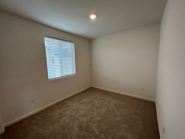 Building Photo - 5 Bedroom 4 Bathroom Home in The Quail River Gated Community with Solar!