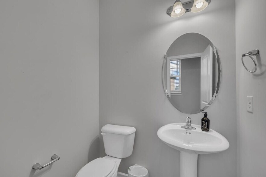 Building Photo - 2800 Saltaire Ave