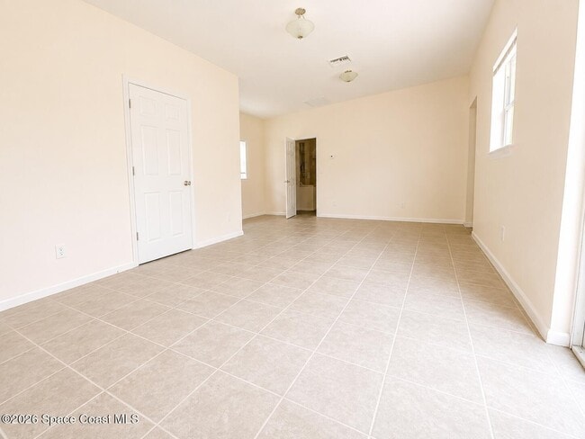 Building Photo - 1070 Lee Ave