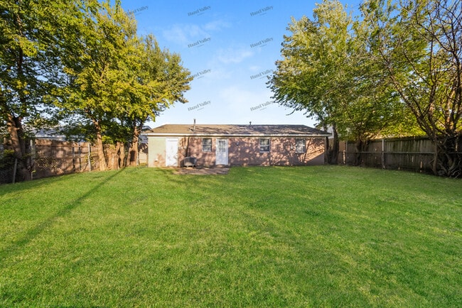 Building Photo - 8801 S Fairview Dr