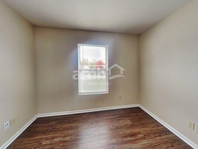 Building Photo - 467 Sedgewick Dr