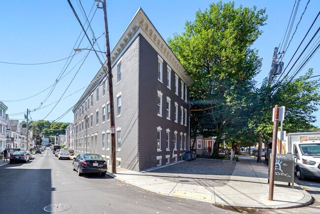 Building Photo - 42-46 Brackett Street - 44 Bracket Street-3