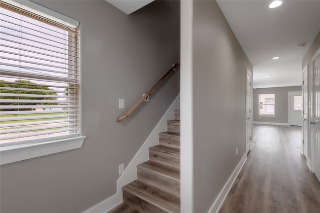 Building Photo - 250 Shady Oaks