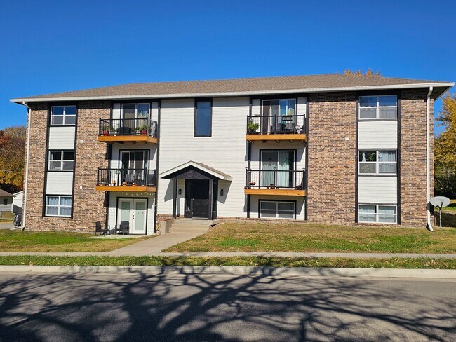 Building Photo - Like new large 2 bedroom apt coming available!