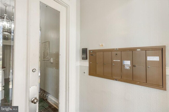 Building Photo - 1412 Delaware Ave