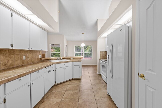 Building Photo - 3 Bedroom, 2 Bath Home in Broadmoor