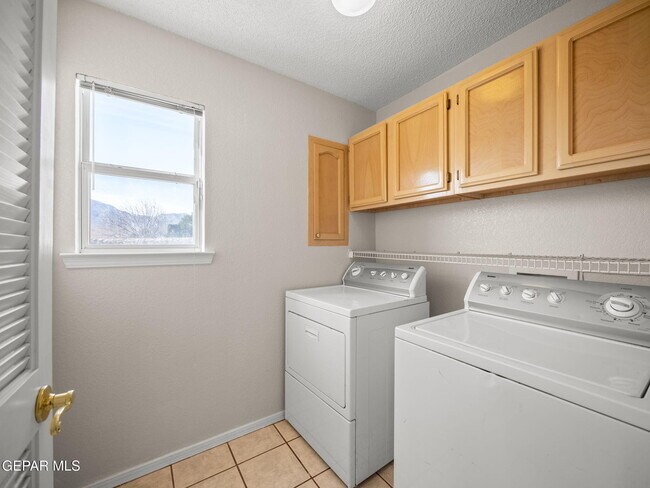 Building Photo - 4572 Loma Linda Cir