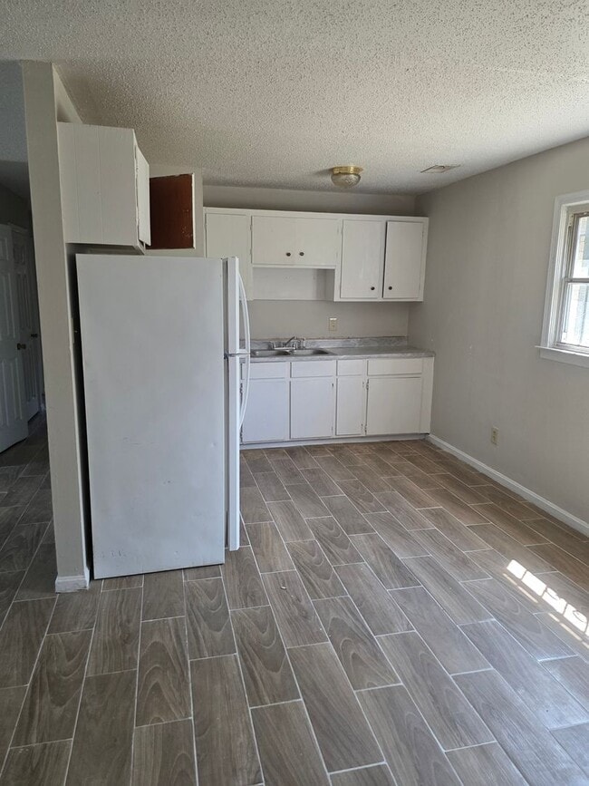 Building Photo - 3/4 BR  Brick ranch