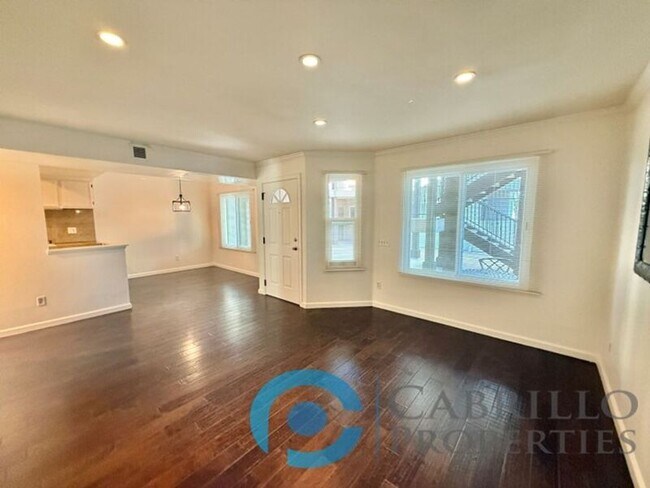 Building Photo - 2828 Famosa Blvd