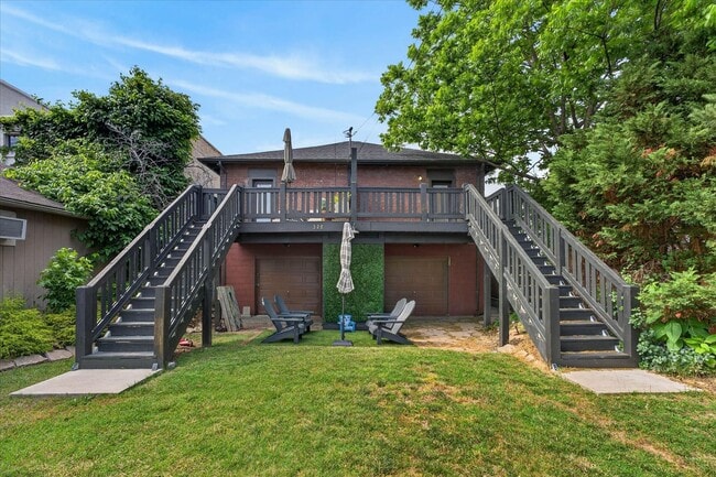 Building Photo - 3 Bedroom 2 Bath Duplex For Rent in Historic Downtown Clarksville!