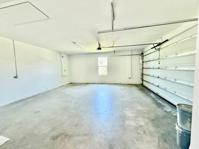 Building Photo - 293 SW Ridgecrest Dr