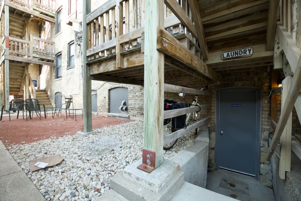 Building Photo - 830 W Waveland Ave