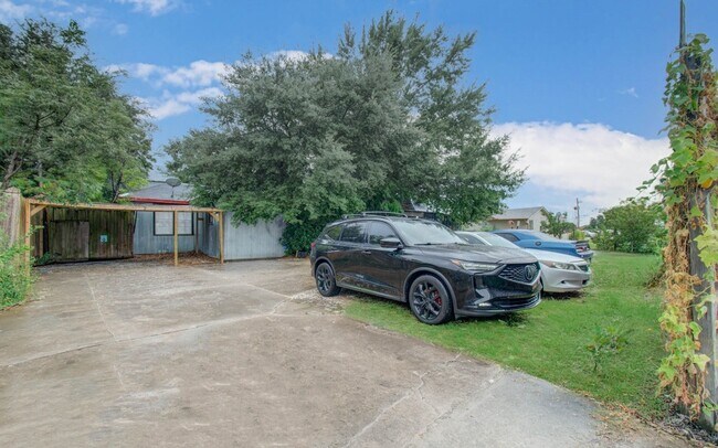 Building Photo - 5419 Gulfton St