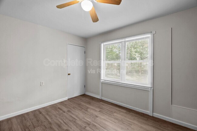 Building Photo - 9724 Dennis Dr