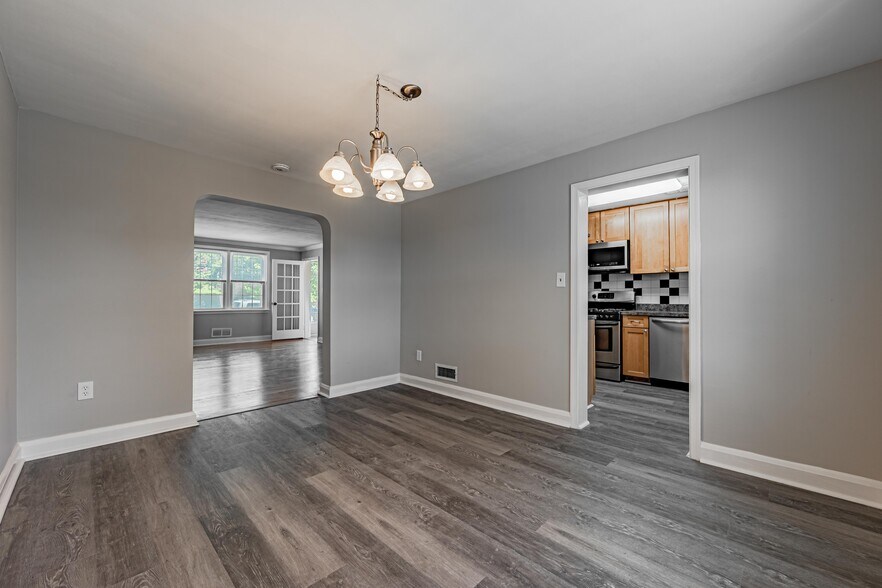 Building Photo - 1565 Dellsway Rd