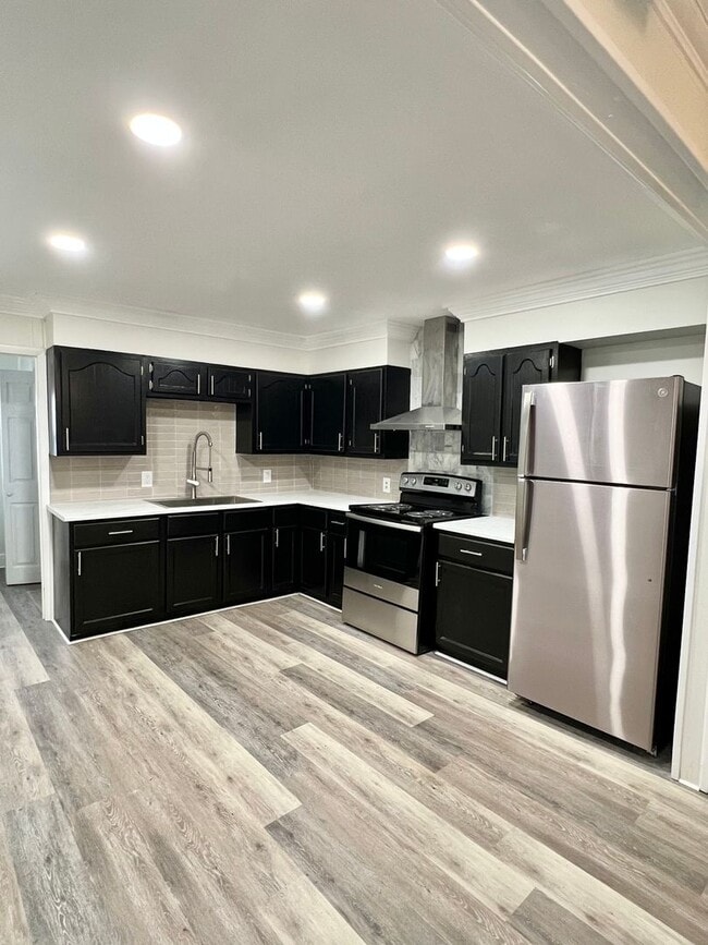 Building Photo - 3 Bedroom 2 Bath City Home Available