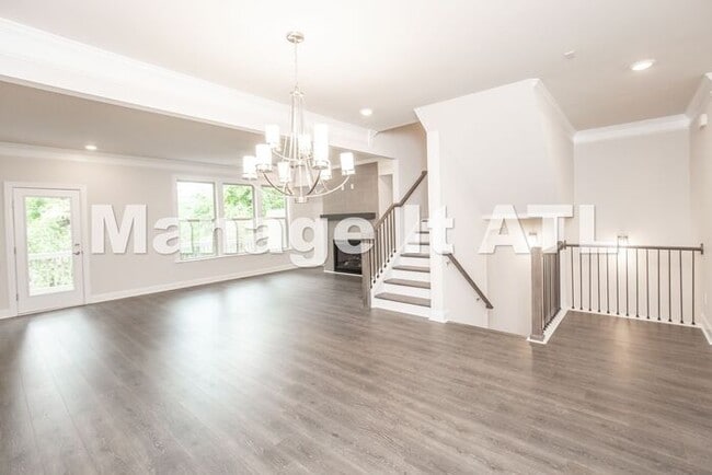 Building Photo - 4 Bedroom Townhome in Chamblee
