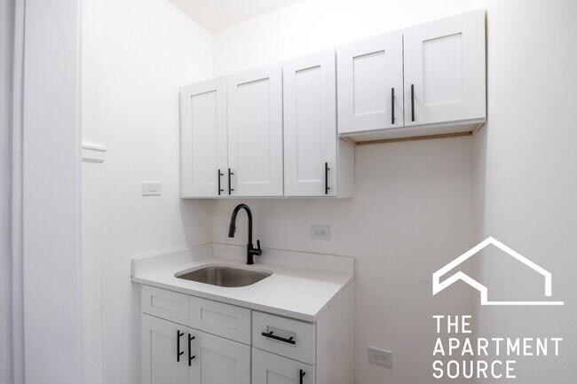 Building Photo - 6930 N Greenview Ave