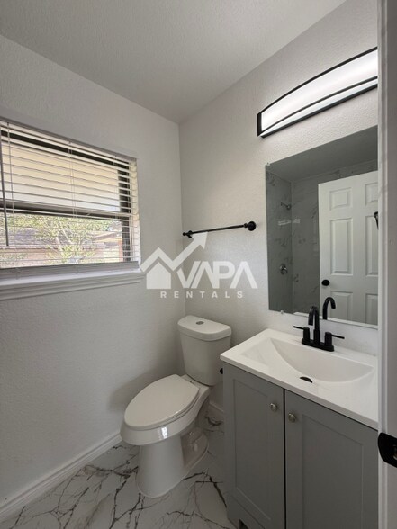 Building Photo - 4907 Stoneleigh Dr