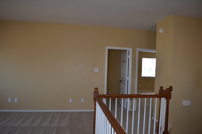 Building Photo - HUGE 5 BEDROOM HOME IN SAVANNAH HEIGHTS!