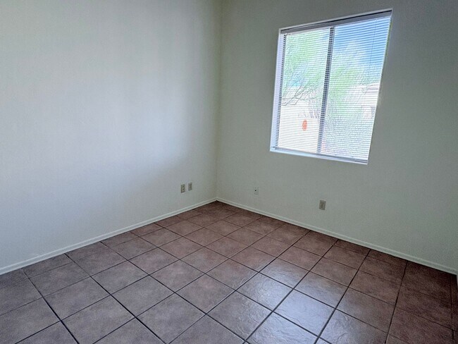 Building Photo - *AVAILABLE NOW* Gorgeous 3 bed/2 bath home in private gated Tanque Verde community!!!