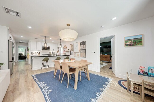 Building Photo - 1607 Sweetbriar Ave