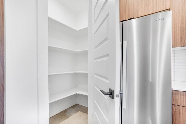 Building Photo - HURRICANE TOWNHOME - END UNIT