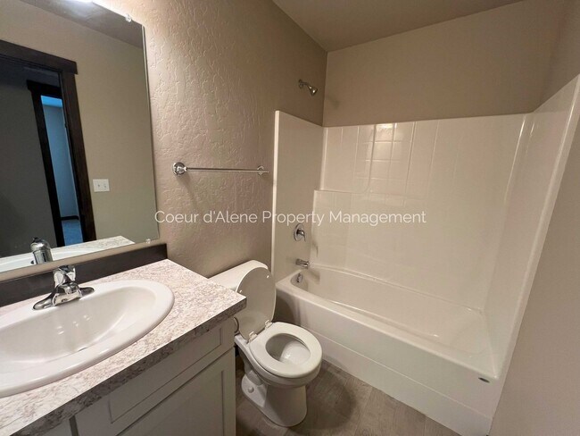 Building Photo - 3 bed house in Crown Pointe subdivision!